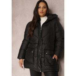 Czarna Kurtka Pikowana Sabrino. Czarne kurtki Renee, plus size, bez wzorów. W wyprzedaży za 146.99 zł.