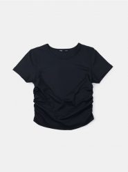 Dopasowana bluzka z marszczeniem po bokach - czarny. Czarne bluzki Sinsay, l, bez wzorów, bez kołnierzyka, bez ramiączek. Za 27.99 zł.