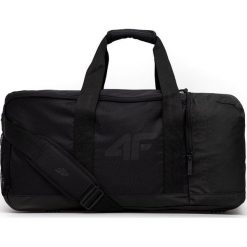 4F torba sportowa kolor czarny. Czarne torby sportowe 4f, bez wzorów, z tworzywa sztucznego. Za 129.99 zł.