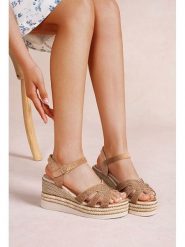 Foreverfolie Sandały w kolorze jasnobrązowym na koturnie rozmiar: 39. Brązowe sandały Foreverfolie, bez wzorów, z otwartym noskiem, bez obcasa, na koturnie, bez zapięcia. Za 117.99 zł.