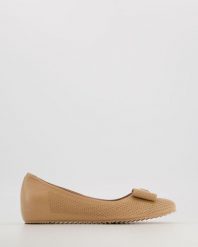 BALERINY Z BROSZKĄ 1501034 NUT. Baleriny Venezia, bez wzorów, ze skóry, bez obcasa, bez zapięcia. Za 279.00 zł.