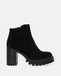 CZARNE BOTKI ZE SKÓRY ZAMSZOWEJ 5011 CAM NERO. Czarne botki Venezia, bez wzorów, ze skóry, bez obcasa, bez zapięcia. Za 339.00 zł.