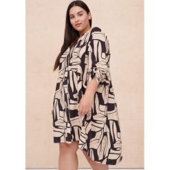 Sukienka Cariosa Plus Size Dva 124. Czarne sukienki blue shadow, na co dzień, plus size, bez wzorów, z tkaniny, z asymetrycznym kołnierzem, plus size, bez ramiączek, mini, asymetryczne. Za 369.90 zł.