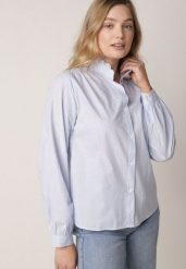 Niebieska Bawełniana Koszula ze Stójką z Falbanką i Haftem przy Guzikach Umaria. Niebieskie koszule Born2be, l, bez wzorów, z bawełny, biznesowe, bez kołnierzyka, bez ramiączek. Za 119.99 zł.