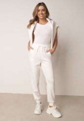 Białe Spodnie Dresowe Joggery z Wysokim Stanem i Ściągaczami przy Kostkach Janlea. Białe jeansy Born2be, bez wzorów, z dresówki, długie. Za 89.99 zł.