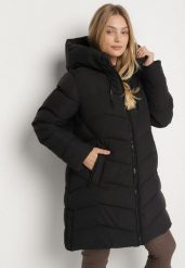 Czarna Pikowana Kurtka o Prostym Kroju z Wysokim Kołnierzem i Kapturem Zenive. Czarne kurtki Born2be, plus size, bez wzorów, z dzianiny, biznesowe. Za 229.99 zł.