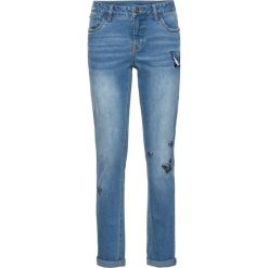 Dżinsy Girlfriend z haftem z motywem motyli bonprix niebieski "bleached". Jeansy marki bonprix. Za 139.99 zł.