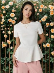 Bluzka z domieszką wiskozy i ozdobnymi falbanami - kremowy. Białe bluzki Sinsay, l, bez wzorów, z wiskozy, bez kołnierzyka, bez ramiączek. Za 29.99 zł.