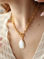 Pierres de Jade Pozłacany naszyjnik z zawieszką - dł. 47 cm rozmiar: onesize. Białe naszyjniki Pierres de Jade, z materiału, z perłą, pozłacane. Za 101.47 zł.