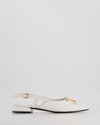 SANDAŁY Z KRYTYM NOSKIEM 16023215 WHITE. Białe sandały Venezia, bez wzorów, ze skóry, bez obcasa, bez zapięcia. Za 279.00 zł.