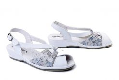 COMFORTABEL 710144-91 smog, sandały damskie. Białe sandały Comfortabel, bez wzorów, bez obcasa, na koturnie, bez zapięcia. Za 274.90 zł.