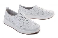 Filippo DP4606/26 WH Biały, półbuty damskie. Białe półbuty wsuwane Filippo, na lato, bez wzorów, ze skóry, bez obcasa, na koturnie. Za 184.90 zł.
