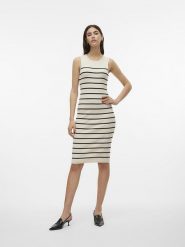 Vero Moda Sukienka dzianinowa w kolorze beżowym rozmiar: XS. Brązowe sukienki Vero Moda, na imprezę, xs, bez wzorów, z dzianiny, bez kołnierzyka, bez ramiączek, midi. Za 74.81 zł.