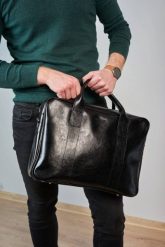 Skórzana Torba na Laptopa Brødrene R01 Czarny. Czarne torby na laptopa bez wzorów, ze skóry. Za 448.00 zł.