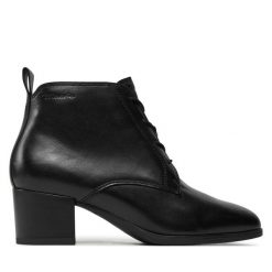 Botki Tamaris. Czarne botki Tamaris, bez wzorów, bez obcasa, na słupku, bez zapięcia. Za 299.99 zł.