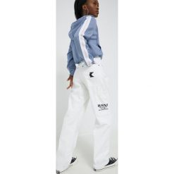 Karl Kani jeansy damskie kolor biały high waist. Białe jeansy Karl Kani, m, bez wzorów, z jeansu, z podwyższonym stanem. W wyprzedaży za 324.99 zł.