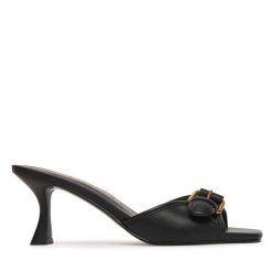 Klapki Guess. Czarne klapki Guess, z aplikacjami, bez obcasa, bez zapięcia. Za 530.99 zł.