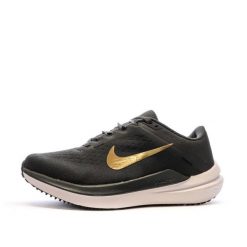 Buty Kobieta Nike Air Winflo 10 czarny. Szare buty do biegania Nike, bez wzorów, z materiału, bez zapięcia, do biegania. Za 452.25 zł.
