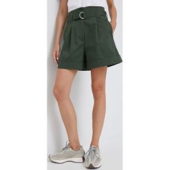 Lacoste szorty damskie kolor zielony gładkie high waist. Zielone szorty Lacoste, bez wzorów, z tkaniny. W wyprzedaży za 469.99 zł.