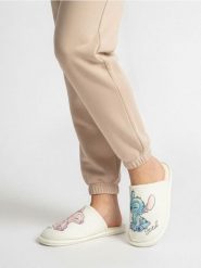Kapcie z nadrukiem Stitch - kremowy. Białe kapcie Sinsay, bez wzorów. Za 25.99 zł.