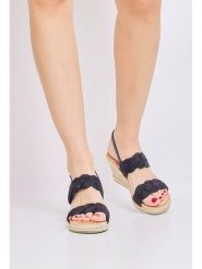 Bellucci Sandały w kolorze czarnym na koturnie rozmiar: 38. Czarne sandały Bellucci, bez wzorów, z otwartym noskiem, bez obcasa, na koturnie, bez zapięcia. Za 100.99 zł.