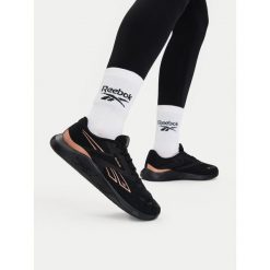 Buty na siłownię Reebok. Czarne buty treningowe Reebok, bez wzorów, bez zapięcia, na fitness i siłownię. Za 329.99 zł.