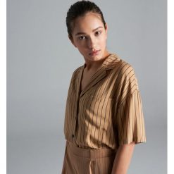 Koszula oversize w piżamowym stylu - Beżowy. Koszule marki Cropp. W wyprzedaży za 29.99 zł.