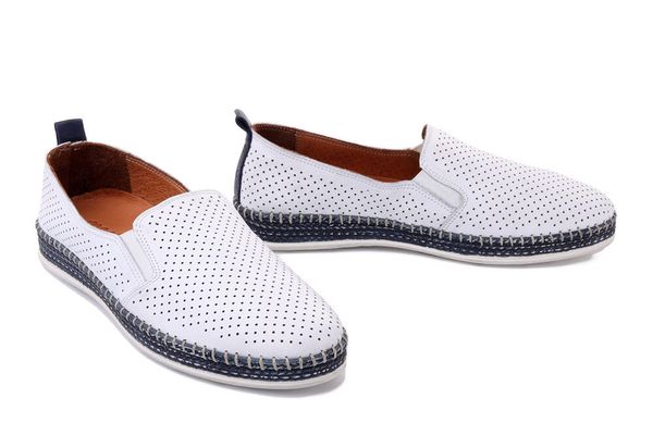 MANITU 840115-05 navy, półbuty damskie. Białe półbuty wsuwane Manitu, na lato, bez wzorów, ze skóry, bez obcasa. Za 265.52 zł.