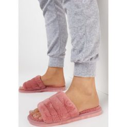 Ciemnoróżowe Kapcie Vanillas. Czerwone kapcie Born2be, bez wzorów. W wyprzedaży za 43.99 zł.