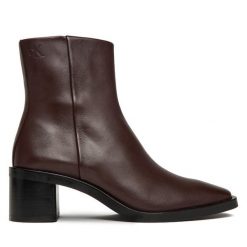 Botki Calvin Klein. Czerwone botki Calvin Klein, bez wzorów, bez obcasa, na płaskiej podeszwie, bez zapięcia. Za 679.99 zł.