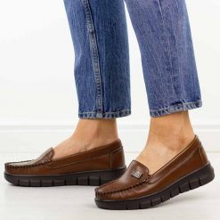 Brązowe skórzane mokasyny damskie Potocki 19427. Brązowe mokasyny POTOCKI, z aplikacjami, z jeansu, z okrągłym noskiem. Za 219.00 zł.