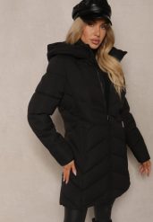 Czarna Taliowana Kurtka z Pikowanymi Przeszyciami i Kapturem Rinoria. Czarne kurtki Renee, xl, bez wzorów, z jeansu, eleganckie. W wyprzedaży za 122.49 zł.