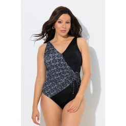 Damskie Strój kąpielowy w kopertowym stylu miękkie miseczki ozdobna klamra. Czarne stroje jednoczęściowe Ulla Popken, bez wzorów, z elastanu, sportowe. Za 239.99 zł.