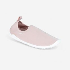 Buty wodne do gimnastyki w wodzie Nabaiji Gymshoe. Czerwone buty treningowe Decathlon, bez wzorów, z materiału, bez zapięcia, na fitness i siłownię. Za 59.99 zł.