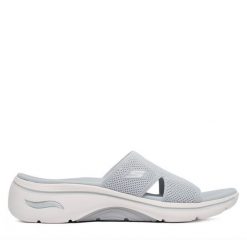 Klapki Skechers. Szare klapki Skechers, bez wzorów, bez obcasa, bez zapięcia. Za 289.99 zł.
