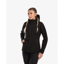 Damska kurtka softshell Kilpi RAVIA-W. Czarne kurtki przejściowe sportowe Kilpi, xs, bez wzorów, z softshellu, bez kaptura, trekkingowe. Za 318.77 zł.