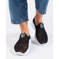 Ażurowe wsuwane czarne buty sportowe. Czarne buty treningowe w ażurowe wzory, bez zapięcia. Za 86.94 zł.