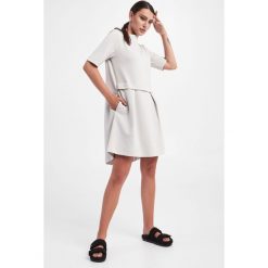 Sukienka EMPORIO ARMANI. Szare sukienki Emporio Armani, z aplikacjami, bez kołnierzyka, bez ramiączek, midi. W wyprzedaży za 785.40 zł.