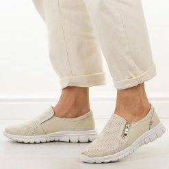 Beżowe skórzane półbuty damskie Jezzi 9819. Brązowe półbuty wsuwane Jezzi, na jesień, w ażurowe wzory, z jeansu, casualowe, z okrągłym noskiem, bez obcasa, na płaskiej podeszwie. W wyprzedaży za 197.10 zł.