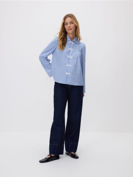 Koszula w paski - jasnoniebieski. Niebieskie koszule Reserved, l, bez wzorów, z bawełny, bez kołnierzyka, bez ramiączek. W wyprzedaży za 59.99 zł.