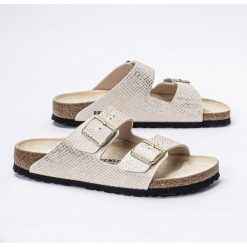 Klapki damskie białe Birkenstock Arizona MF. Białe klapki Birkenstock, bez wzorów, młodzieżowe, bez obcasa, bez zapięcia. Za 289.99 zł.
