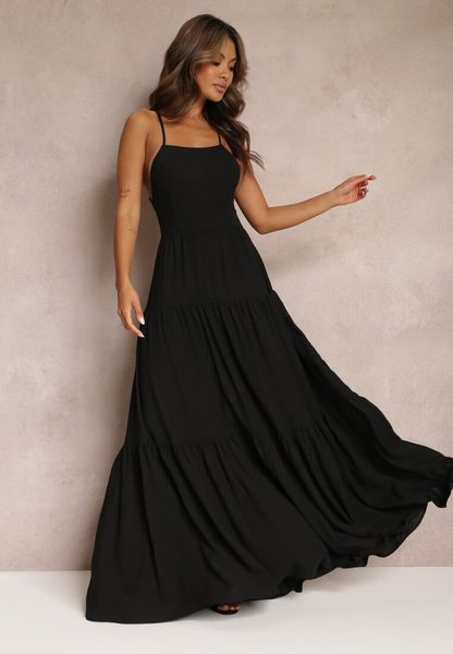 Czarna Rozkloszowana Maxi Sukienka z Falbankami i Wiązaniem na Tyle Karins. Czarne sukienki Renee, l, z aplikacjami, z dzianiny, bez kołnierzyka, bez ramiączek, maxi, rozkloszowane. Za 129.99 zł.