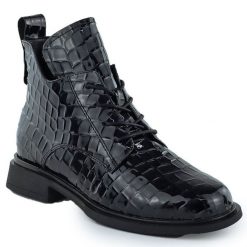 Skórzane botki damskie lakierowane kroko czarne Filippo DBT7239. Czarne botki Filippo, bez wzorów, z lakierowanej skóry, bez obcasa, bez zapięcia. Za 131.99 zł.