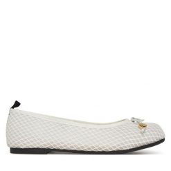 Baleriny LOVE MOSCHINO. Białe baleriny Love Moschino, bez wzorów, bez obcasa, bez zapięcia. Za 409.99 zł.