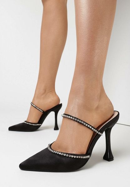 Czarne Klapki Miranora. Czarne klapki Born2be, bez wzorów, z satyny, eleganckie, ze szpiczastym noskiem, bez obcasa, na obcasie, bez zapięcia. Za 49.99 zł.