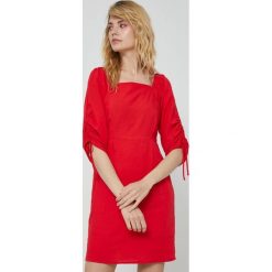 Medicine sukienka z domieszką lnu kolor czerwony mini rozkloszowana. Czerwone sukienki MEDICINE, l, bez wzorów, bez kołnierzyka, bez ramiączek, mini, rozkloszowane. Za 139.90 zł.