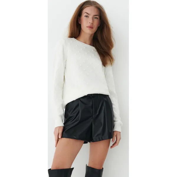 Biały sweter z ozdobą 3D - Kremowy. Białe swetry Mohito, m, z aplikacjami, bez ramiączek. W wyprzedaży za 79.99 zł.
