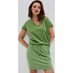 Bawełniana bluzka basic. Zielone bluzki MOODO, l, bez wzorów, z bawełny, bez kołnierzyka, bez ramiączek. Za 26.99 zł.