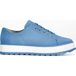Sneakersy bonprix jasnoniebieski. Niebieskie buty sportowe lifestyle bonprix, bez wzorów, sportowe, bez zapięcia. Za 54.99 zł.