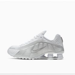 Buty damskie Nike Shox R4 Shox R4. Białe buty do biegania Nike, bez wzorów, bez zapięcia, do biegania. Za 649.99 zł.